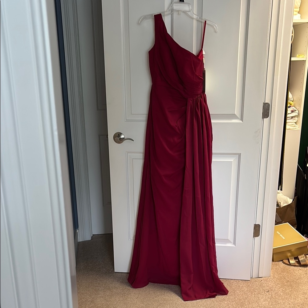 Elegant burgundy Evening Gown